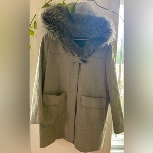 Winter / Fall wool coat with fake fur in great condition ✨🐑